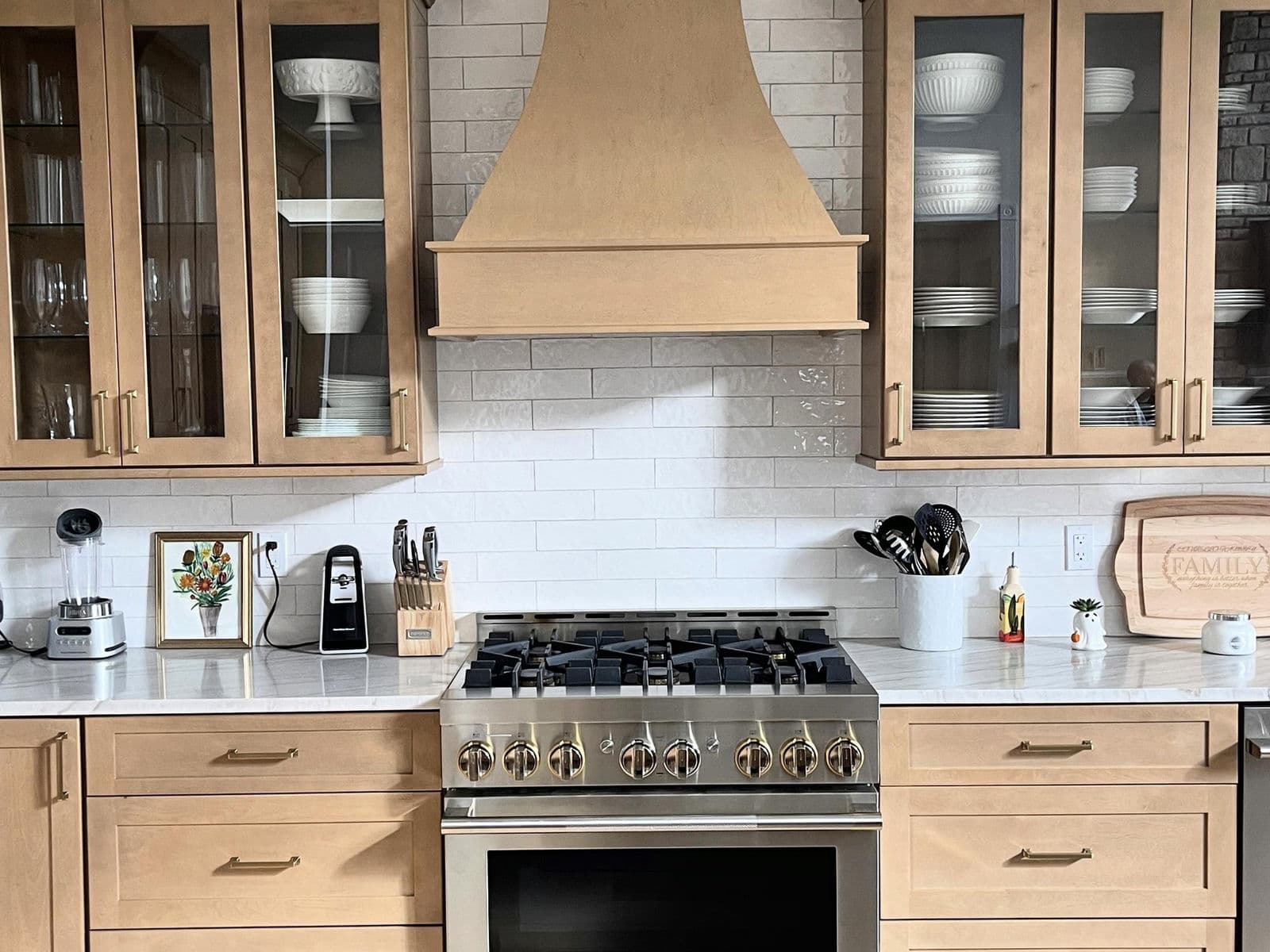 Warm maple shaker kitchen — Classic design inspiration